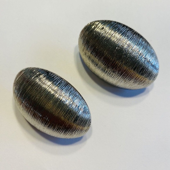 Vintage Clip On Earrings Chunky Silvertone Textured Domed Ovals Runway Jewelry - Picture 7 of 7